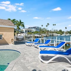 Walk to Beach, Heated Salt Pool, Family Friendly