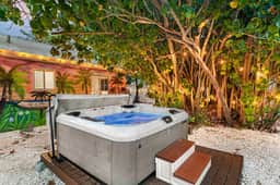 7 MI to AMI | Pool, Hot Tub, Game Room, Fire Pit