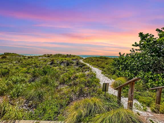 Steps to Beach | Cozy Cottage | Family Friendly