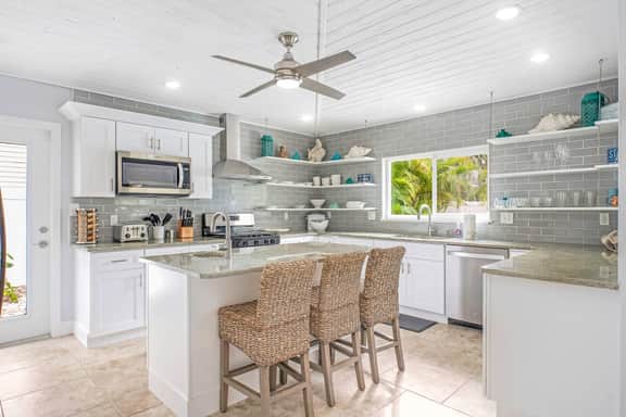 Steps to Beach, Heated Pool, Hot Tub, Shuffleboard