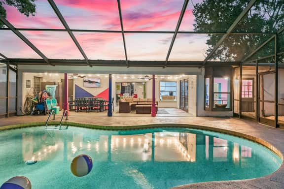 2 MI to IMG | Heated Pool | Fire Pit | Game Room
