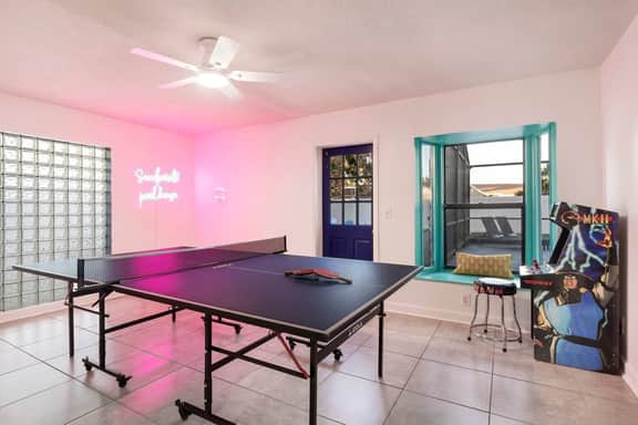 2 MI to IMG | Heated Pool | Fire Pit | Game Room