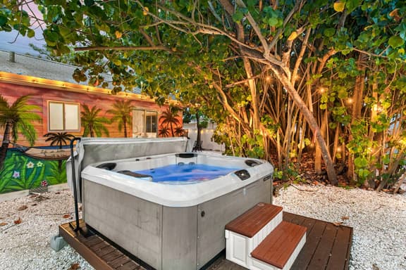 7 MI to AMI | Pool, Hot Tub, Game Room, Fire Pit - Image 1